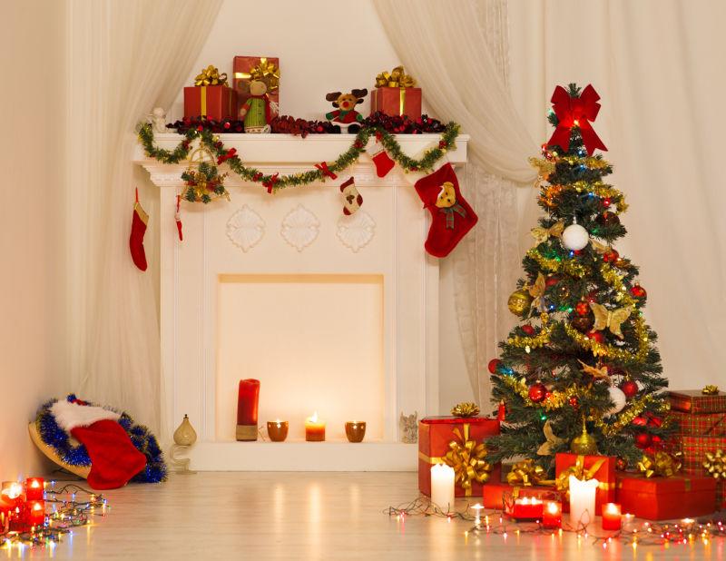 美丽的室内圣诞树装饰灯