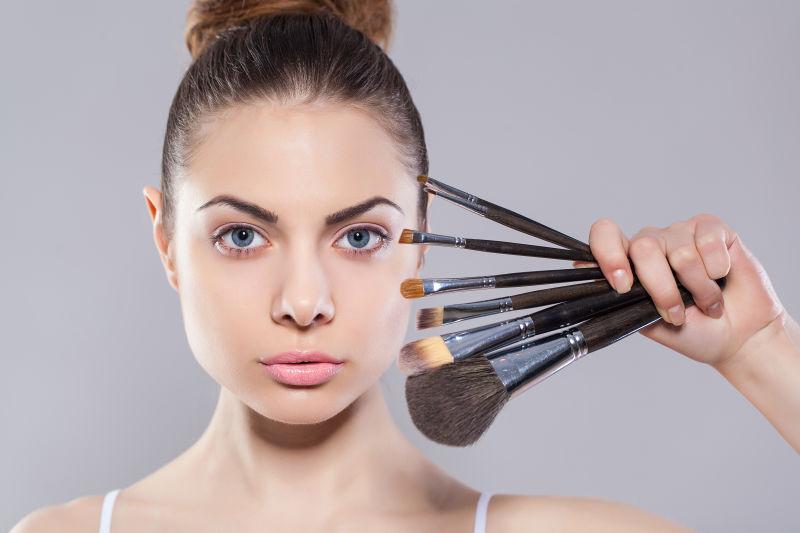 手拿多钟化妆刷的美女