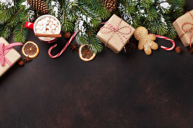 圣诞树下的各种零食