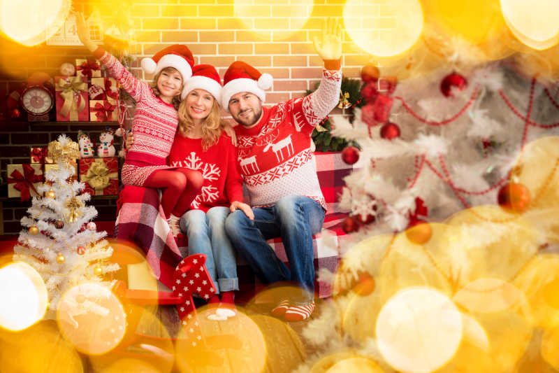 正在过圣诞节的家庭