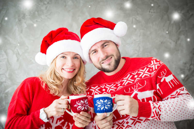 一对圣诞服装的情侣