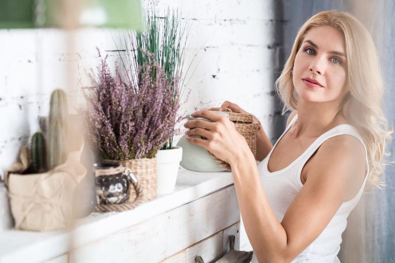 梳妆架旁的性感金发美女