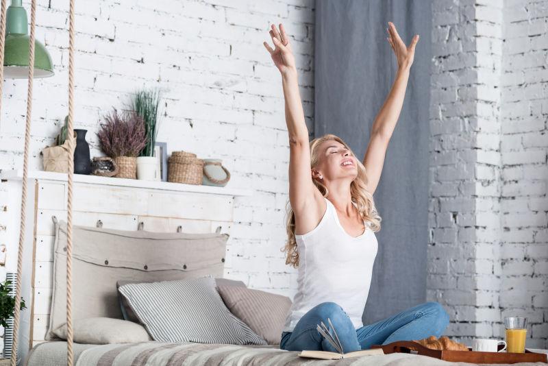 清晨起床舒展身体的美女