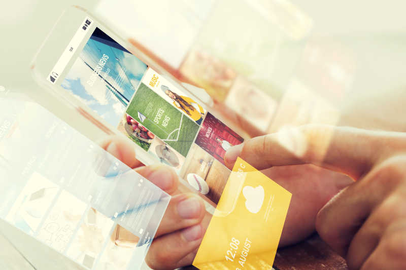 男性手持透明智能手机与互联网新闻网页