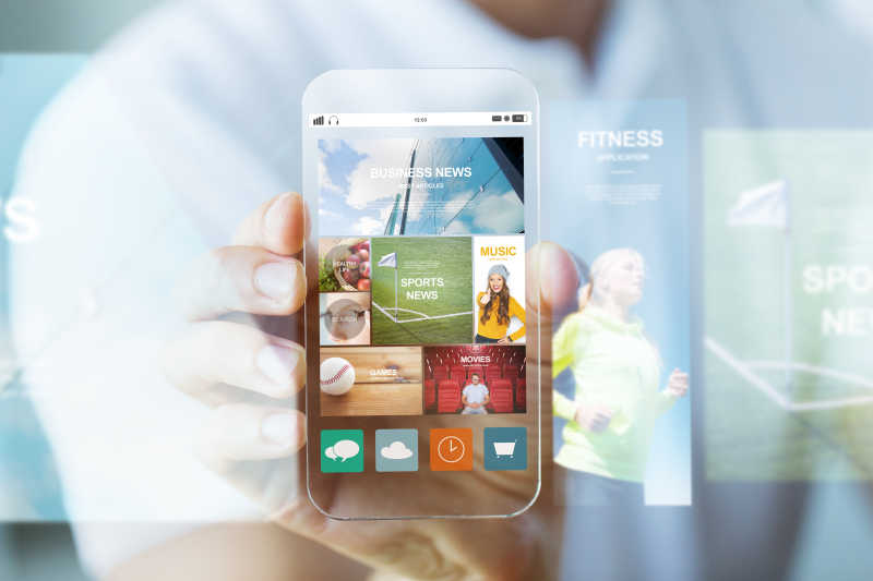 手持透明智能手机设备和屏幕上的新闻网页