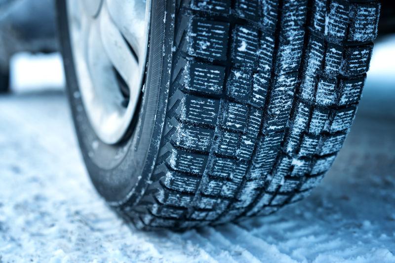 雪地上汽车轮胎冬季特写