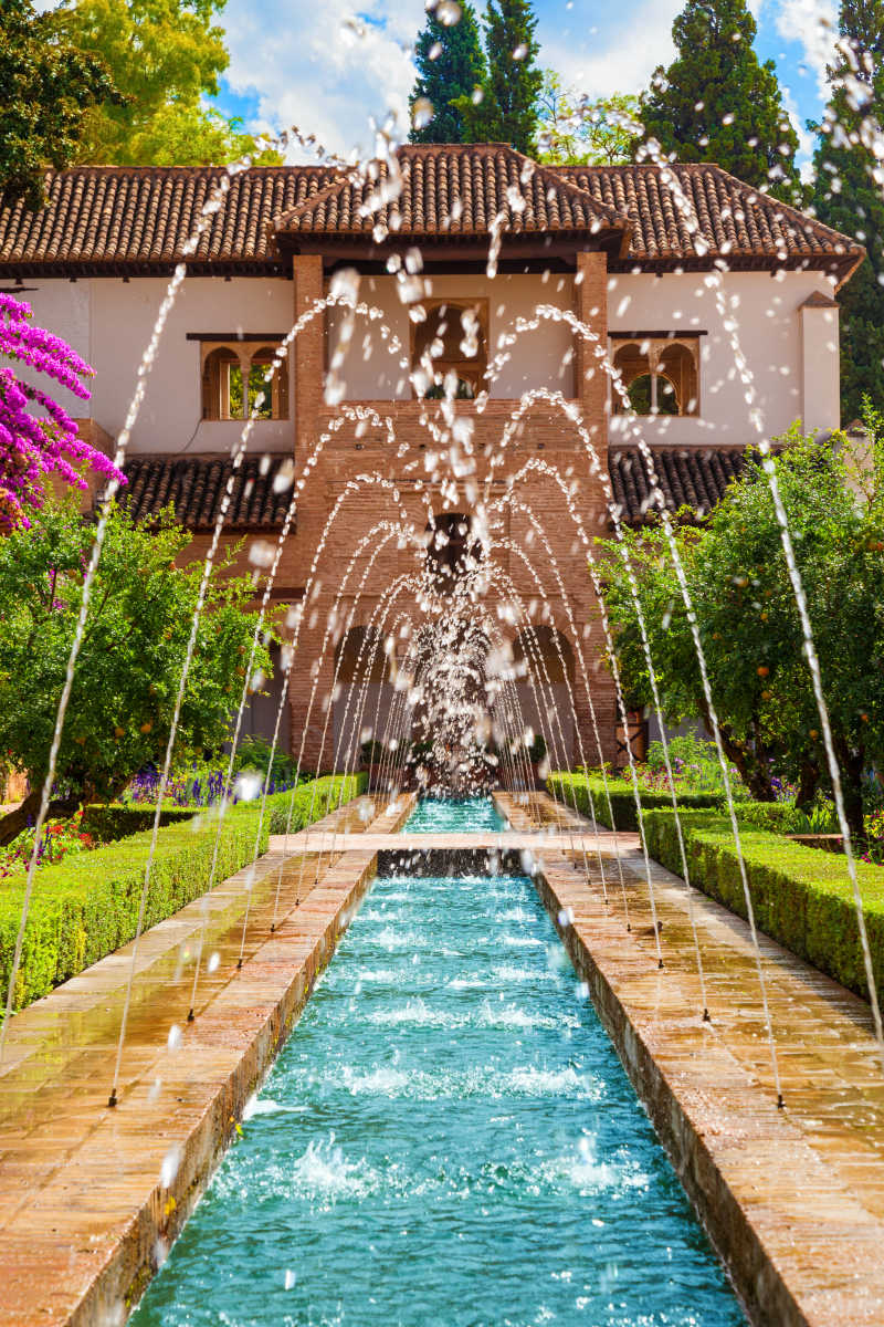阿尔罕布拉宫美丽的喷水池