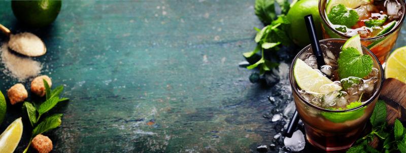 新鲜的冰镇薄荷饮料