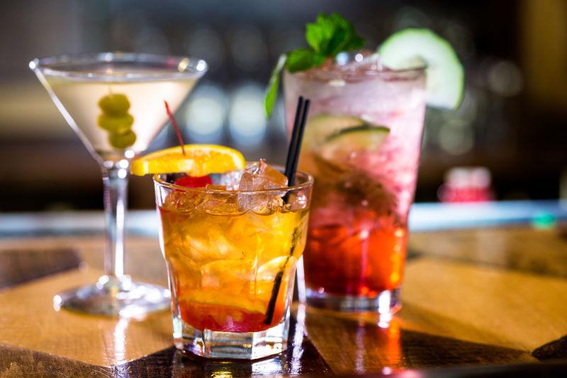 餐厅吧台桌上的三杯鸡尾酒