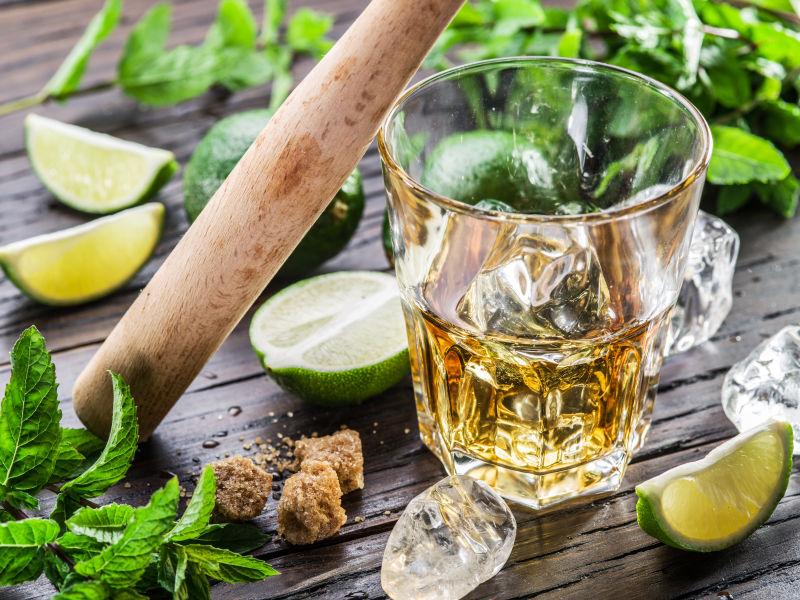 木桌上的鸡尾酒成分