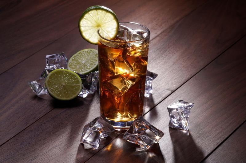 木版上的长岛冰茶