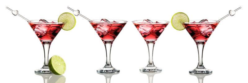 白色背景上的四杯红色的鸡尾酒