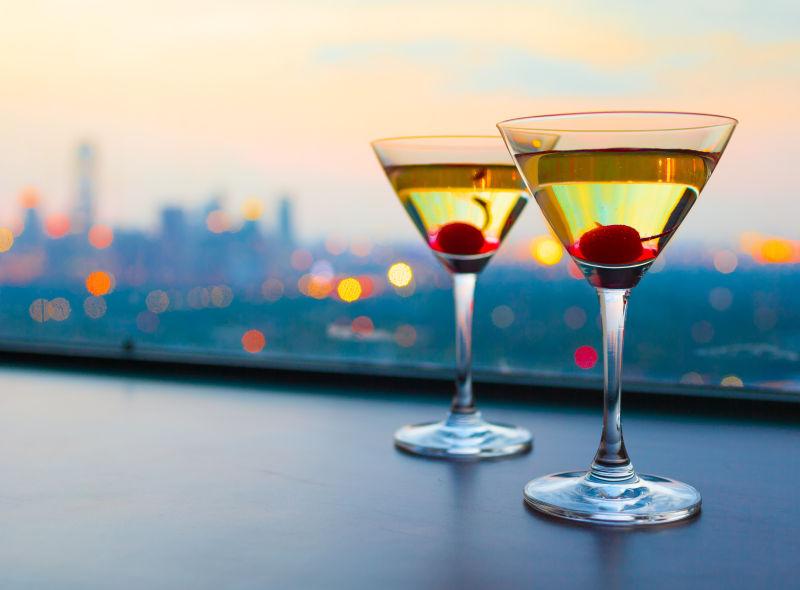 模糊城市建筑背景下的两杯鸡尾酒