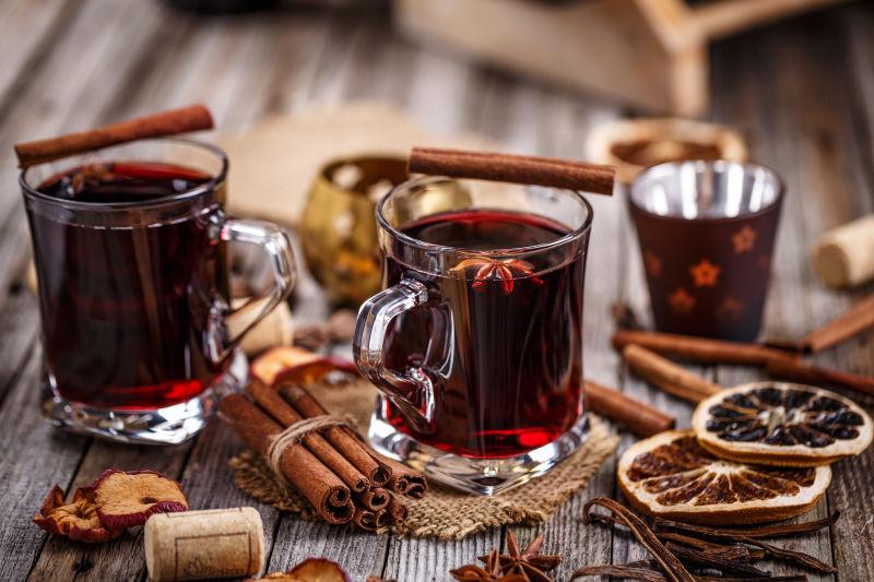 玻璃杯里的葡萄酒和桌子上的各种调料