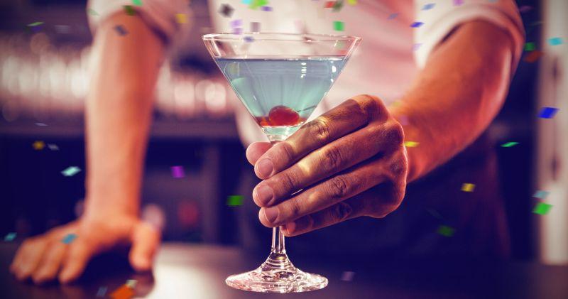 男人端着鸡尾酒