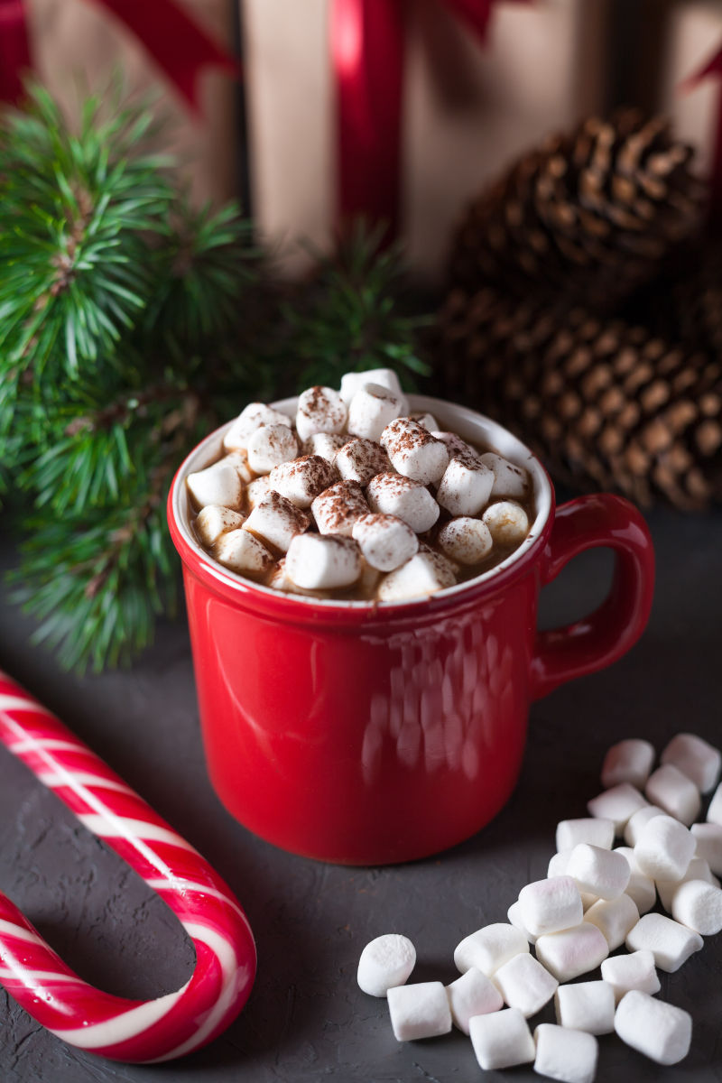 马克杯里棉花糖可可咖啡