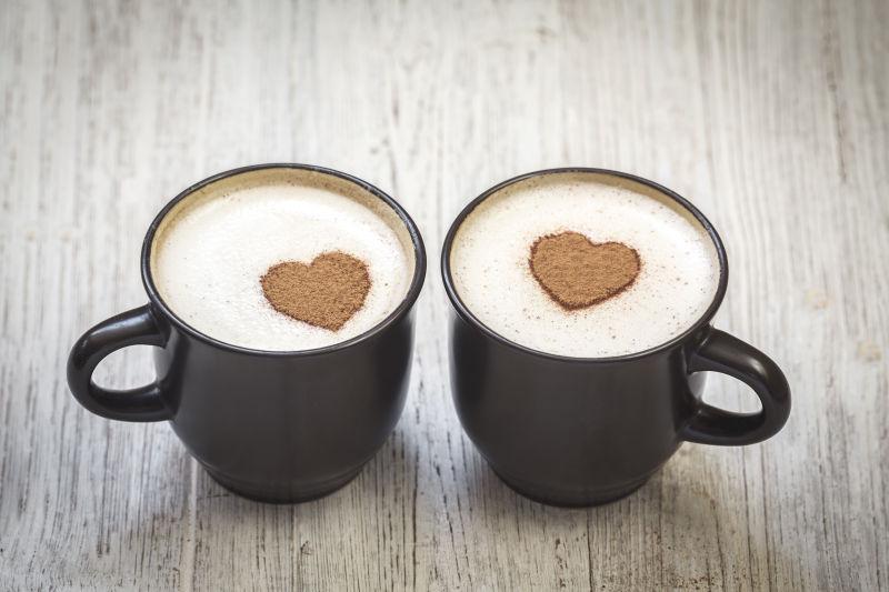 两杯心形状的咖啡