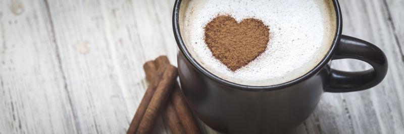 一杯心形状的咖啡