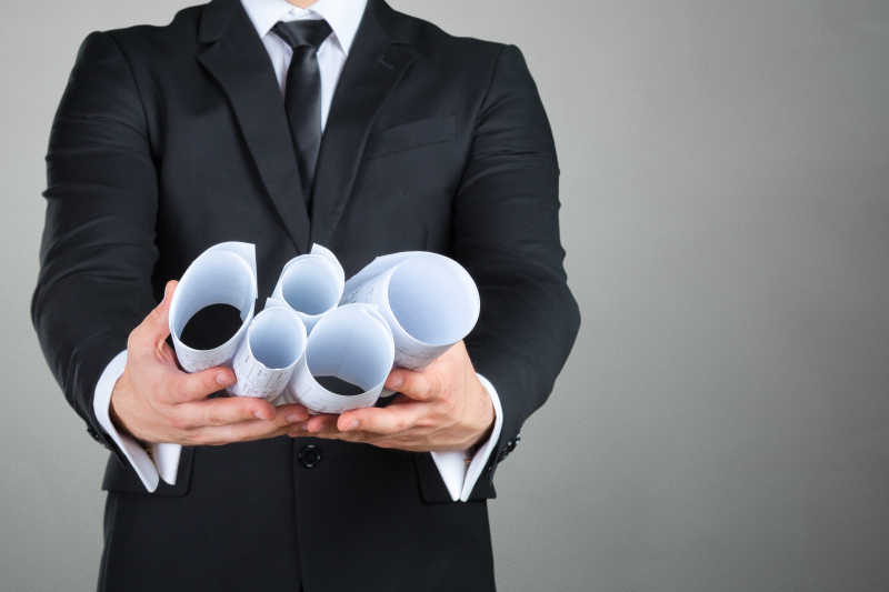 男人手里的各种工程图纸