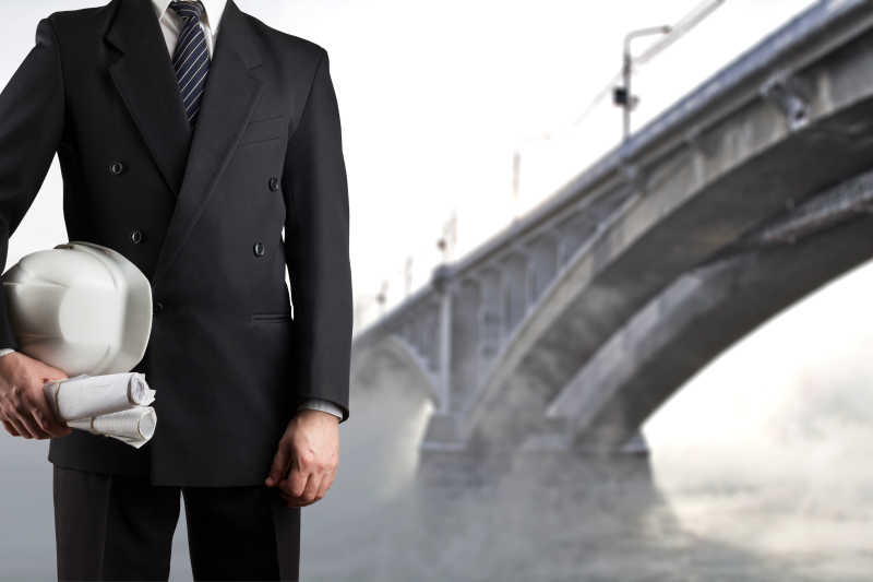 房地产人士手上的安全帽和设计图纸