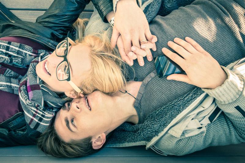 爱情故事开始时的嬉皮夫妻