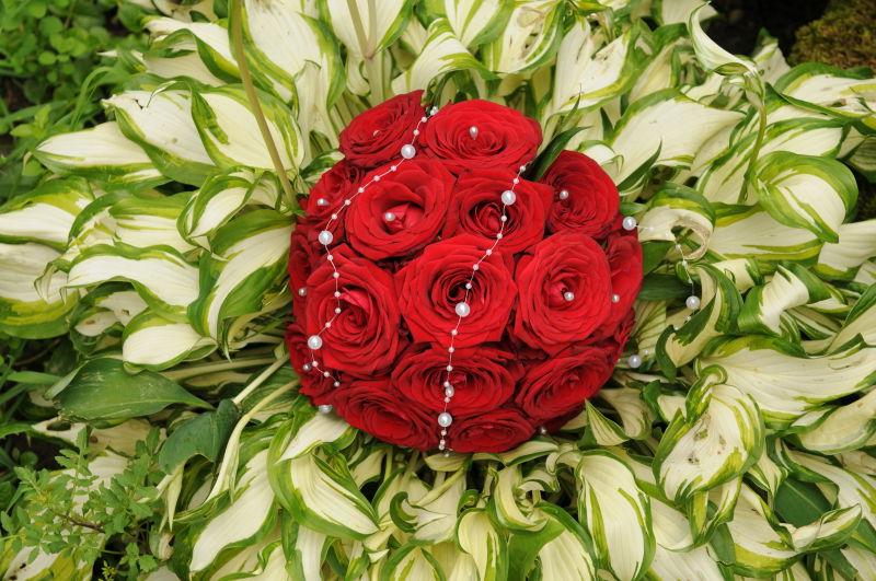 绿色植物背景下的美丽的新娘捧花