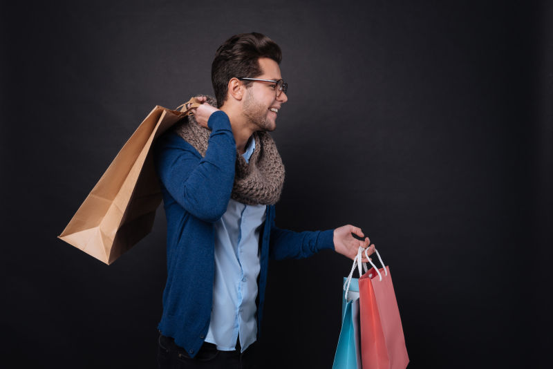提着购物袋的男人