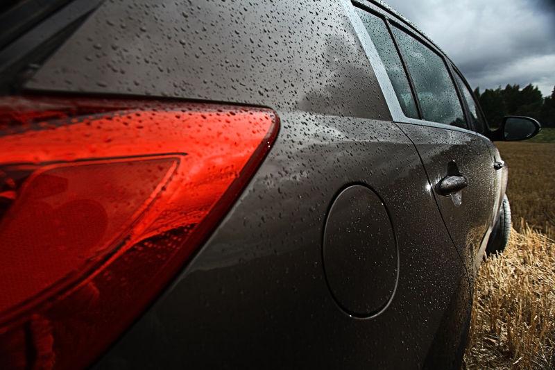 黑色轿车尾灯特写