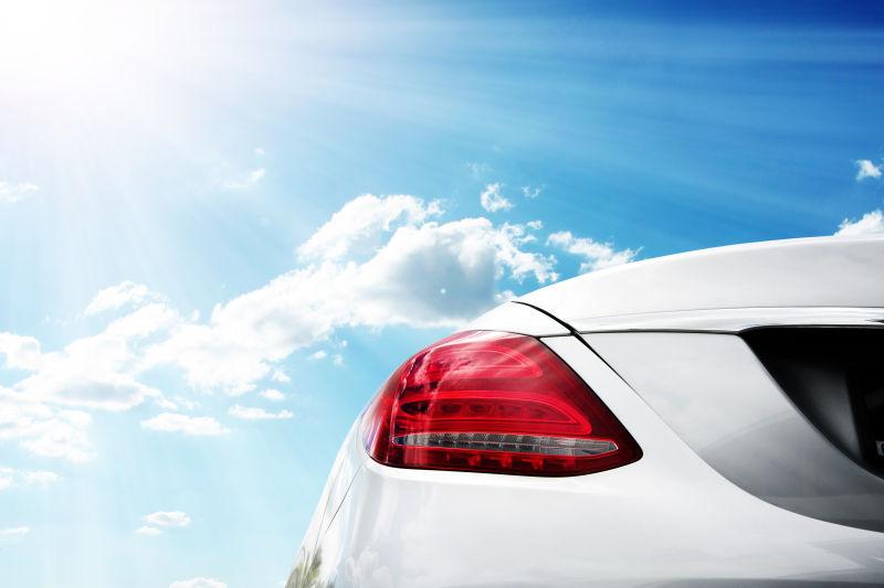 蓝天下白色汽车尾灯特写