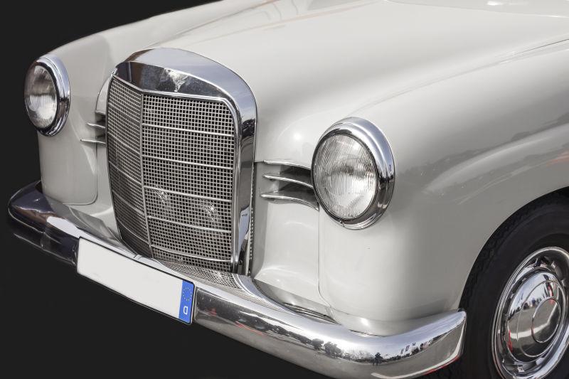 老式白色轿车车头特写