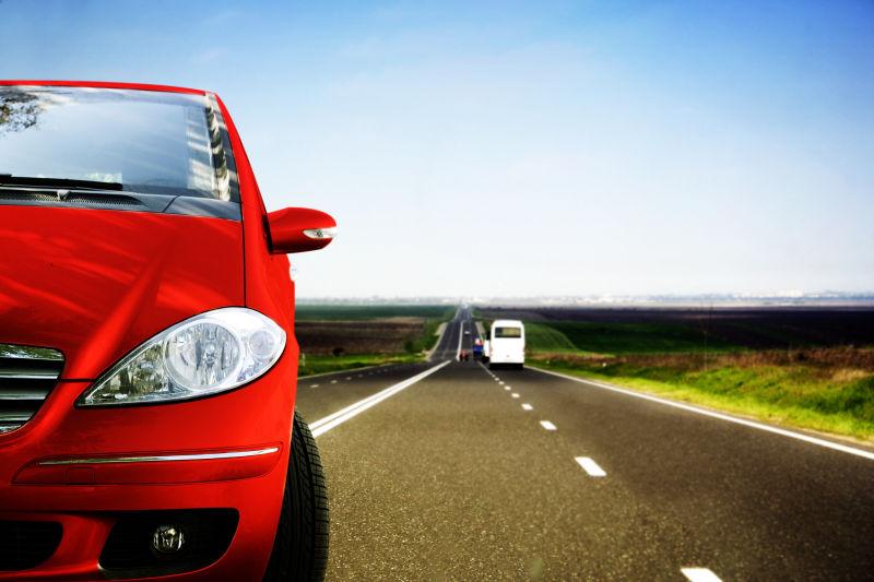 公路上的红色汽车