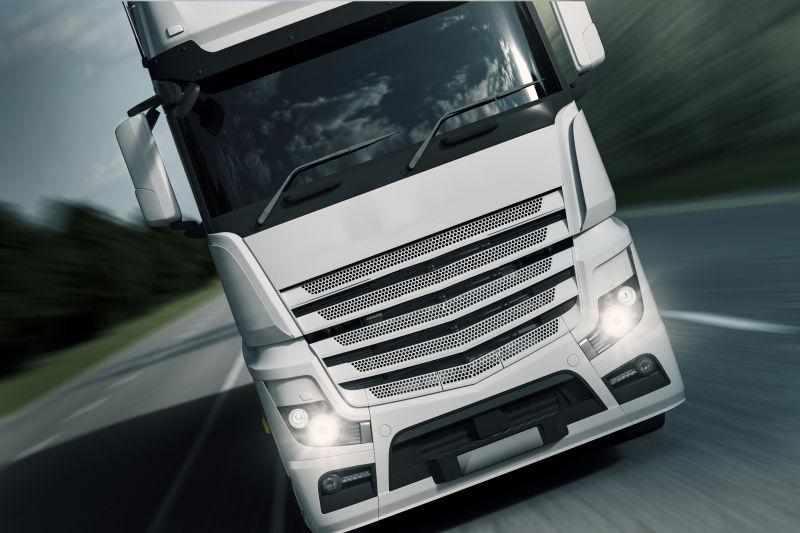 行驶的白色运输卡车车头