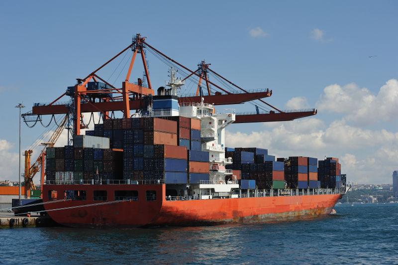 停靠在港口装卸货物的货船