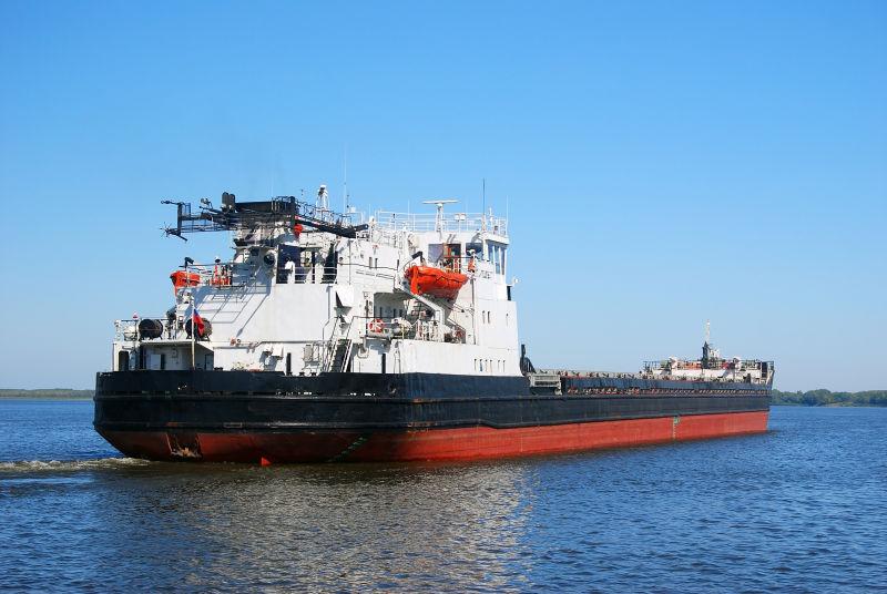 碧蓝海面上的巨型工业船