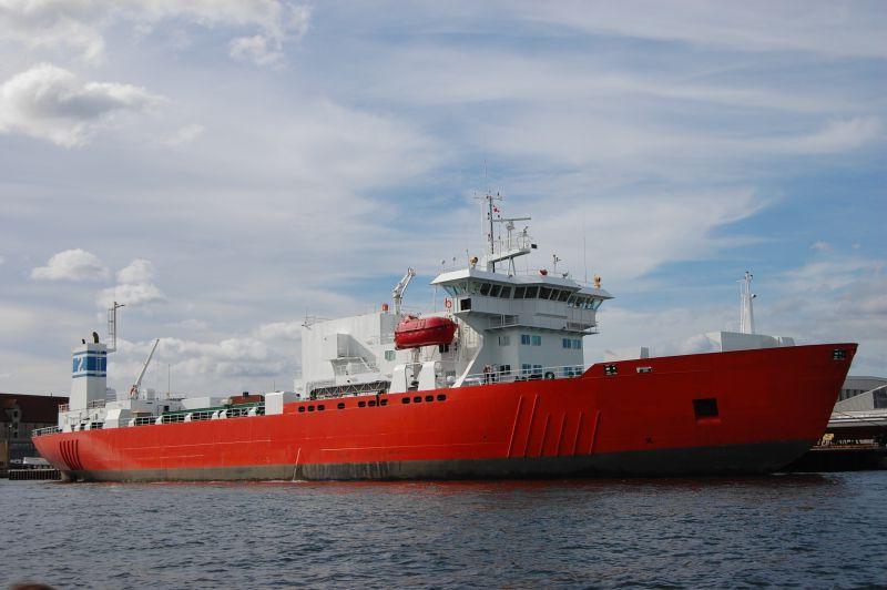 港口巨大的油轮