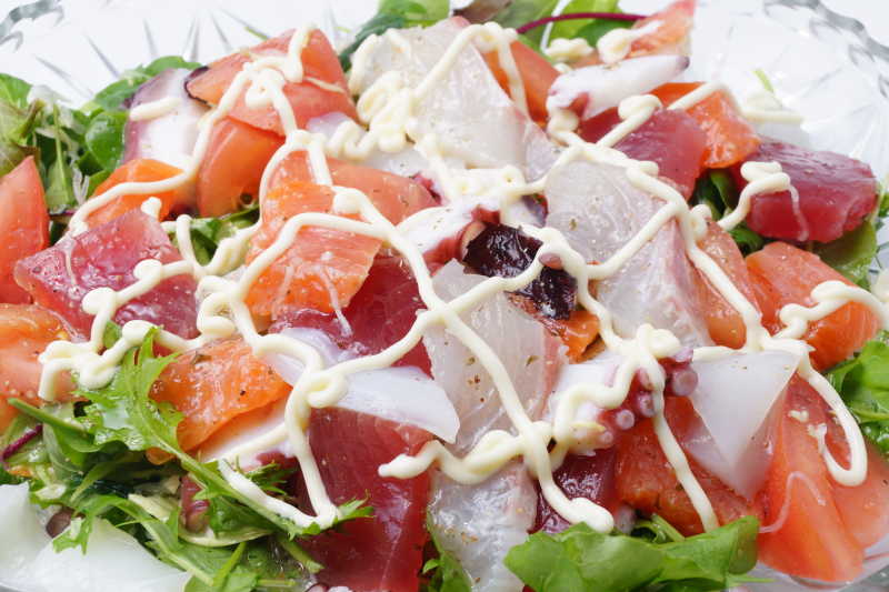 盘子里新鲜的海鲜沙拉