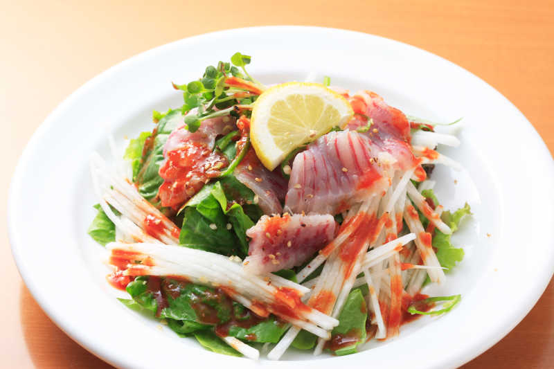 白色盘子里的海鲜沙拉