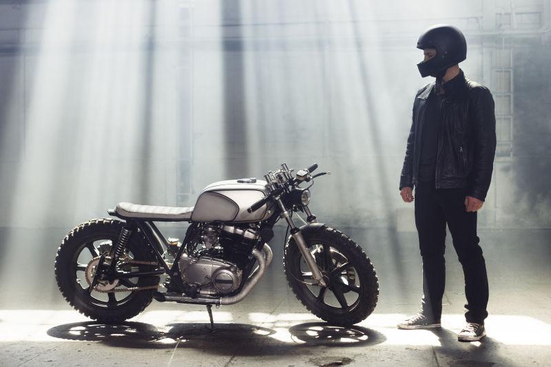 摩托车手和他的帅气摩托车