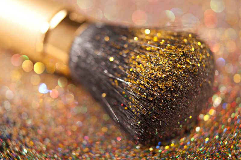 沾着金色闪光粉的化妆刷