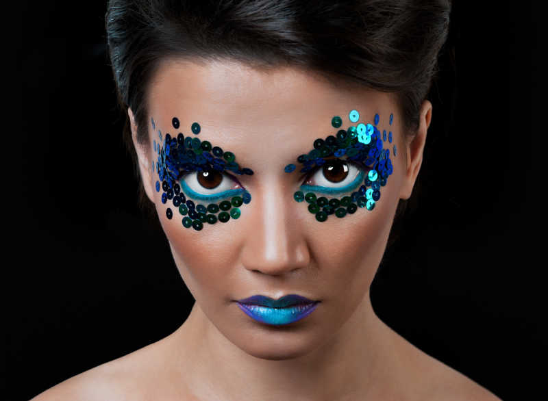 画着夸张眼妆的女模特