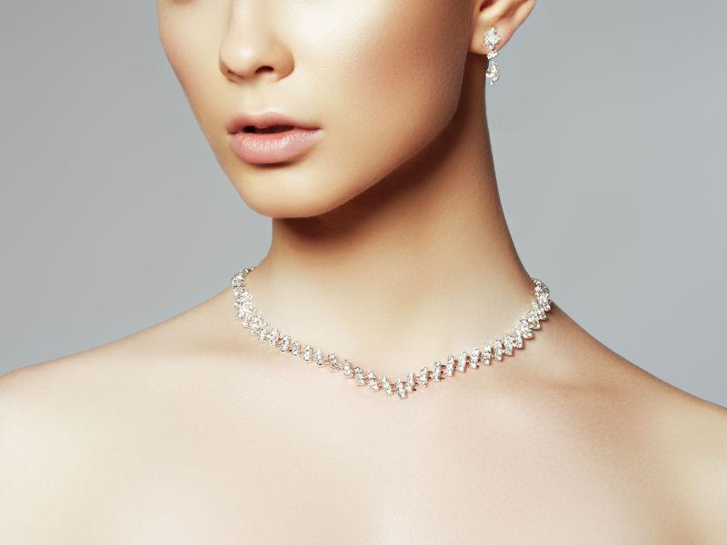 戴着钻石项链的漂亮女人
