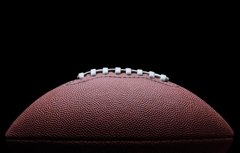 黑色背景下的美式足球