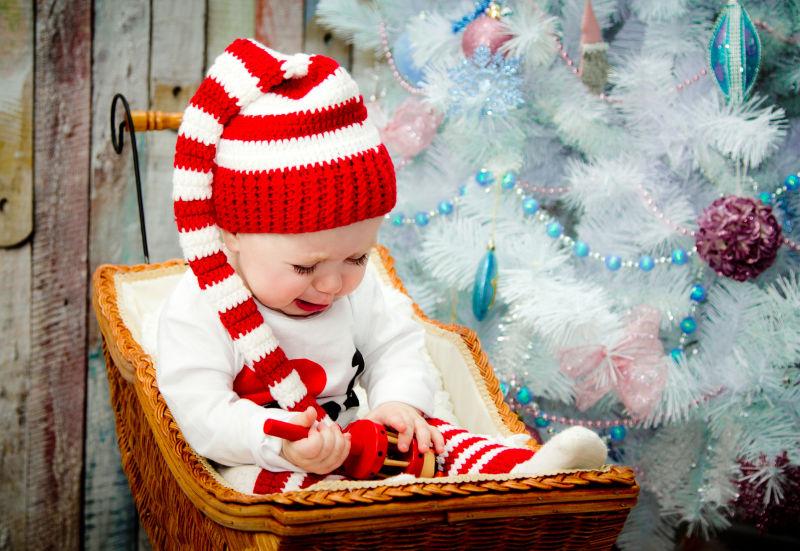 圣诞节婴儿椅上哭泣的宝宝