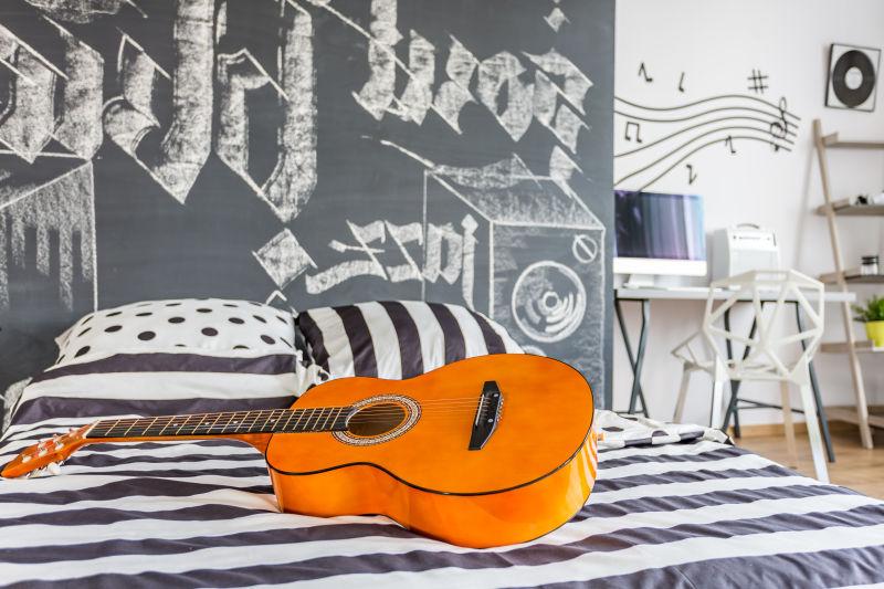 在一个黑白音乐启发下的现代卧室里放在吉他