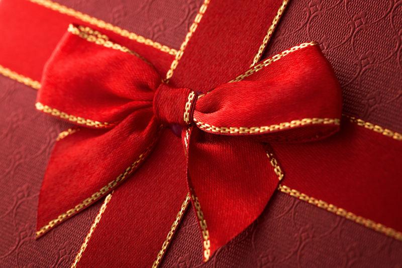 礼品盒上的红丝带
