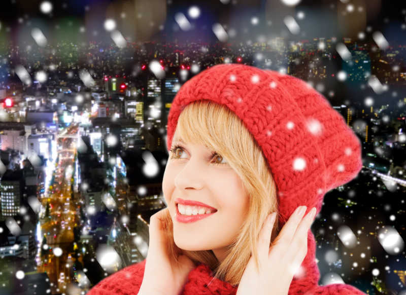 带着红色帽子的可爱美女