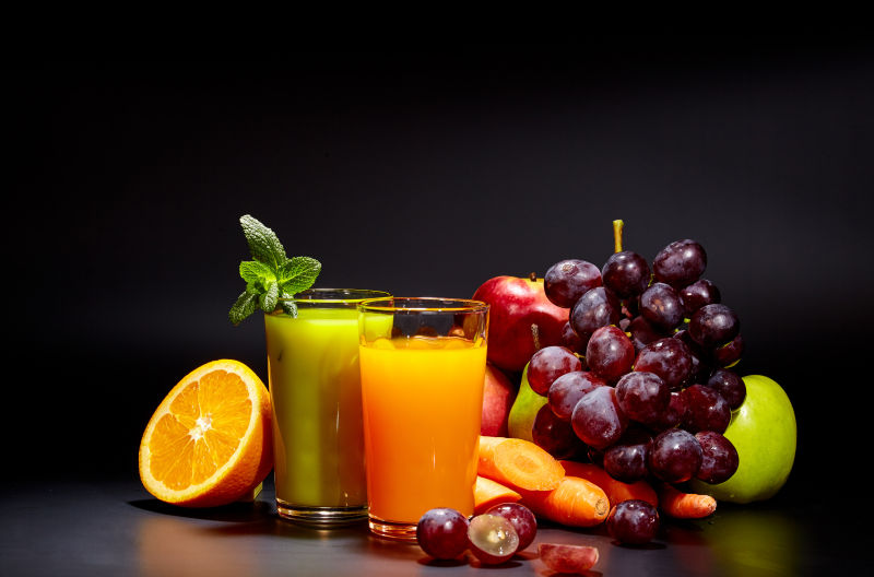 水果蔬菜汁与新鲜的蔬菜水果