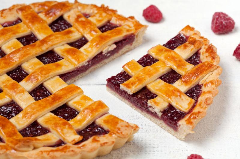 白桌上自制的覆盆子甜点