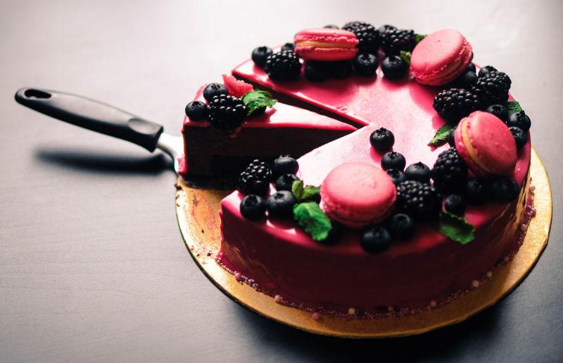 切开的巧克力水果蛋糕