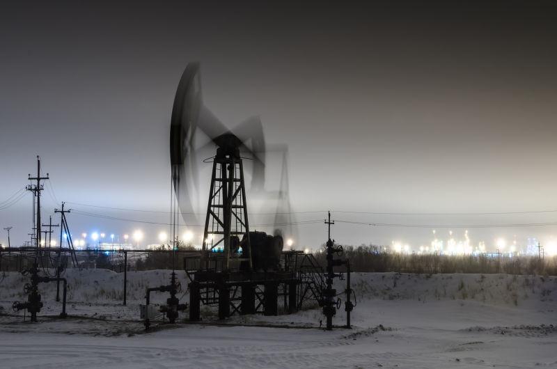 夜间工作的油泵